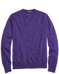 Фиолетовый свитер с v-образным вырезом