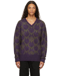 Фиолетовый свитер с v-образным вырезом с принтом