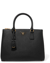 Черная большая сумка с рельефным рисунком от Prada
