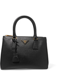 Черная большая сумка с рельефным рисунком от Prada