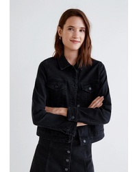 Женская черная джинсовая куртка от Mango