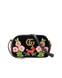 Черная замшевая сумка через плечо с украшением от Gucci