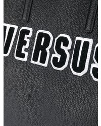 Черная кожаная большая сумка с принтом от Versus