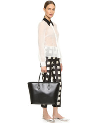 Черная кожаная большая сумка от Rochas