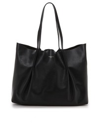Черная кожаная большая сумка от Nina Ricci