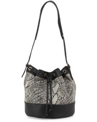 Черная кожаная сумка-мешок со змеиным рисунком