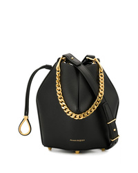 Черная кожаная сумка-мешок от Alexander McQueen