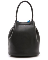 Черная кожаная сумка-мешок от Anya Hindmarch