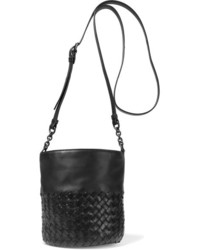 Черная кожаная сумка-мешок от Bottega Veneta