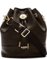 Черная кожаная сумка-мешок от Versus