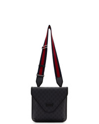 Черная кожаная сумка почтальона с принтом от Gucci