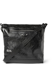 Черная кожаная сумка почтальона от Balenciaga