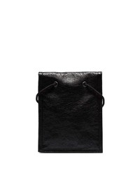 Черная кожаная сумка почтальона от Balenciaga