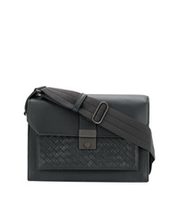 Черная кожаная сумка почтальона от Bottega Veneta