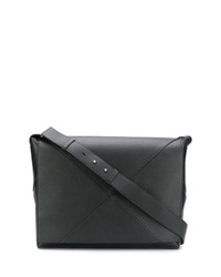 Черная кожаная сумка почтальона от Bottega Veneta
