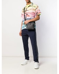 Черная кожаная сумка почтальона от Prada