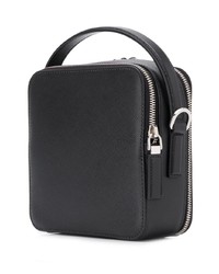 Черная кожаная сумка почтальона от Prada