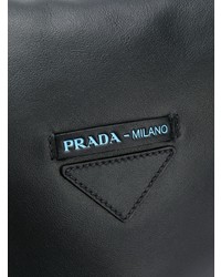 Черная кожаная сумка почтальона от Prada