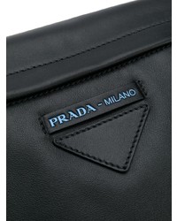 Черная кожаная сумка почтальона от Prada