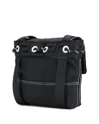 Черная кожаная сумка почтальона от Versace