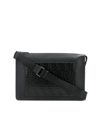 Черная кожаная сумка почтальона от Fendi
