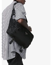 Черная кожаная сумка почтальона от Prada