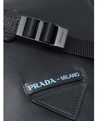 Черная кожаная сумка почтальона от Prada