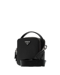 Черная кожаная сумка почтальона от Prada