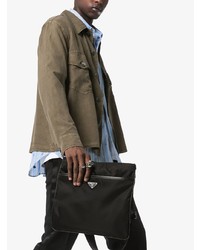 Черная кожаная сумка почтальона от Prada