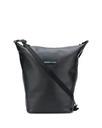 Черная кожаная сумка почтальона от Prada
