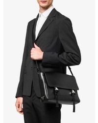 Черная кожаная сумка почтальона от Prada