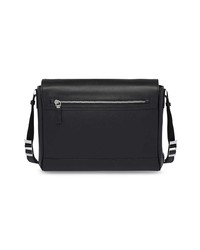 Черная кожаная сумка почтальона от Prada