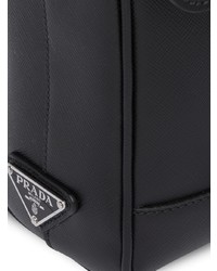 Черная кожаная сумка почтальона от Prada