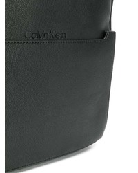 Черная кожаная сумка почтальона от Calvin Klein