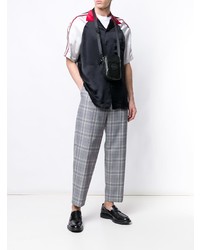 Черная кожаная сумка почтальона от Fendi