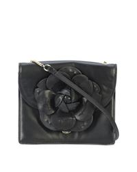 Черная кожаная сумка через плечо с цветочным принтом от Oscar de la Renta