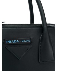 Черная кожаная сумка через плечо от Prada