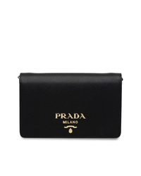 Черная кожаная сумка через плечо от Prada