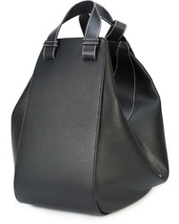 Женская черная кожаная сумка от Loewe