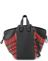 Женская черная сумка в шотландскую клетку от Loewe