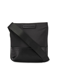 Черная сумка почтальона из плотной ткани от Emporio Armani