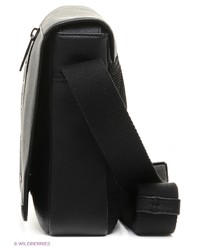 Черная сумка почтальона от Calvin Klein