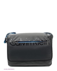 Черная сумка почтальона от Calvin Klein