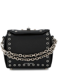 Женская черная сумка с украшением от Alexander McQueen