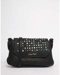 Черная сумка через плечо с шипами от Calvin Klein
