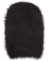 Черная шапка с рельефным рисунком