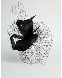 Женская черная шляпа с украшением от Vixen