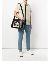 Черно-белая кожаная сумка почтальона с принтом от Prada