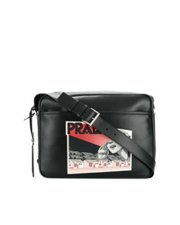Черно-белая кожаная сумка почтальона с принтом от Prada