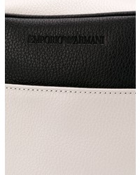 Черно-белая кожаная сумка почтальона от Emporio Armani